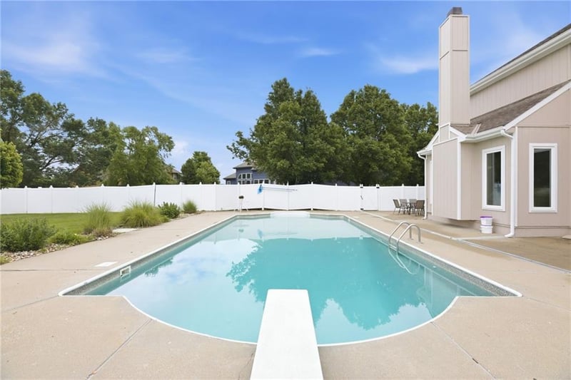 340 Chelsea Dr, Lee's Summit, MO 64063