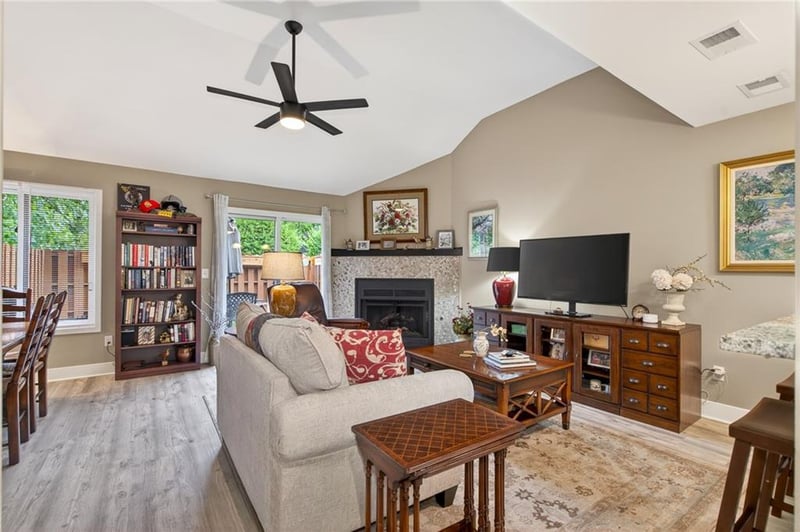 12429 Charlotte St, Kansas City, MO 64146