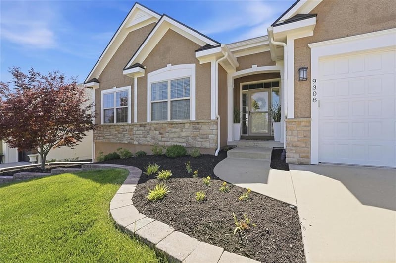 9308 N Bellview Ave, Kansas City, MO 64155
