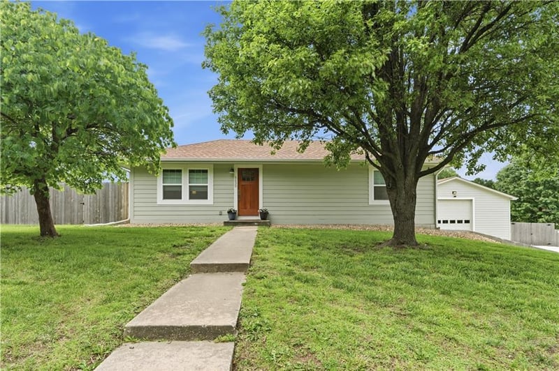 8630 Hilltop Rd, De Soto, KS 66018