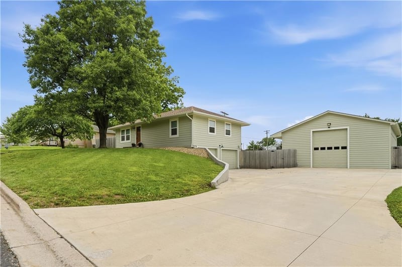 8630 Hilltop Rd, De Soto, KS 66018