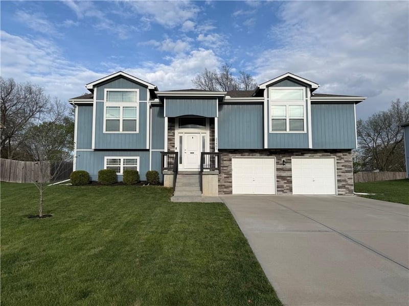 21401 Noble St, Spring Hill, KS 66083