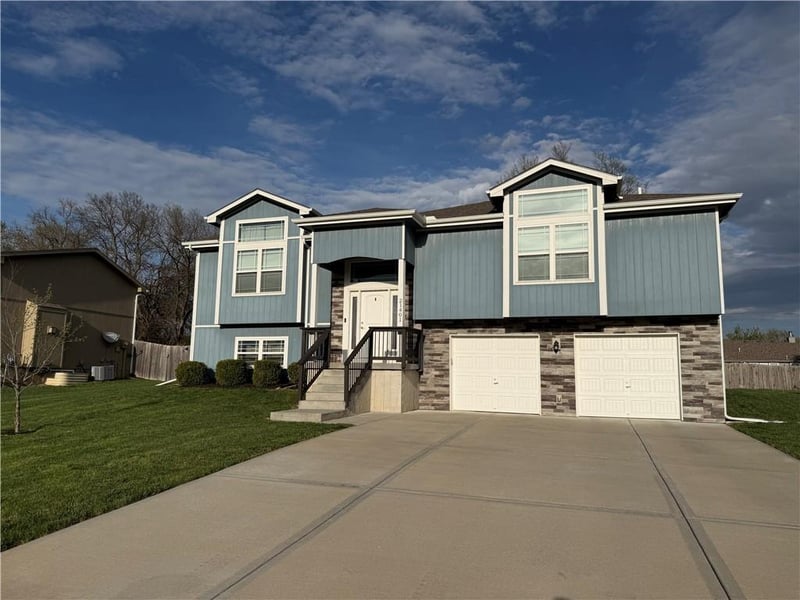 21401 Noble St, Spring Hill, KS 66083