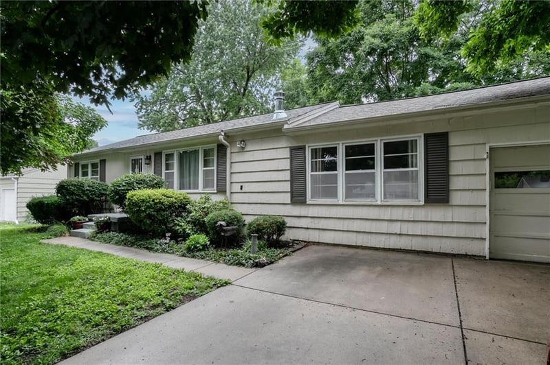 8930 Hardy St, Overland Park, KS 66212
