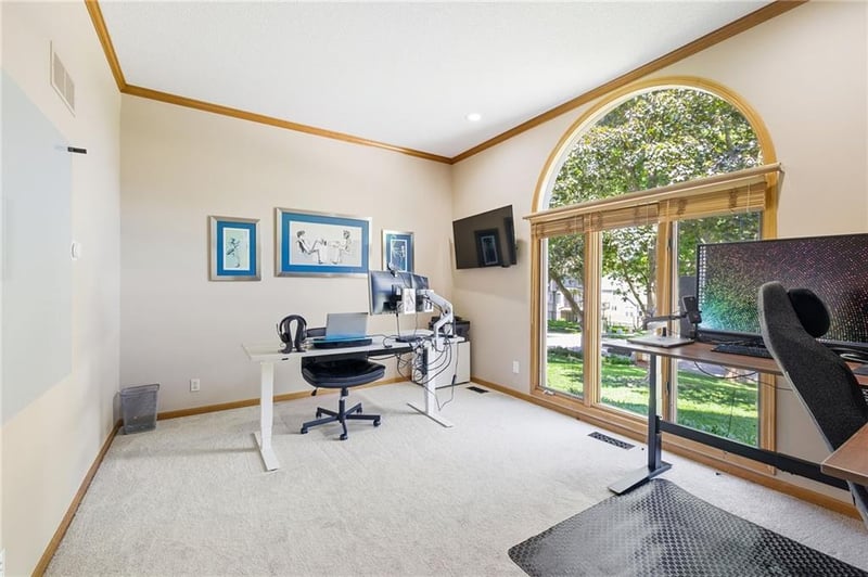 8001 Darnell Ln, Lenexa, KS 66215