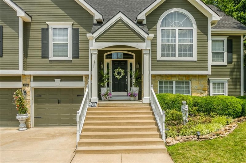 4207 Kensington Dr, St Joseph, MO 64506