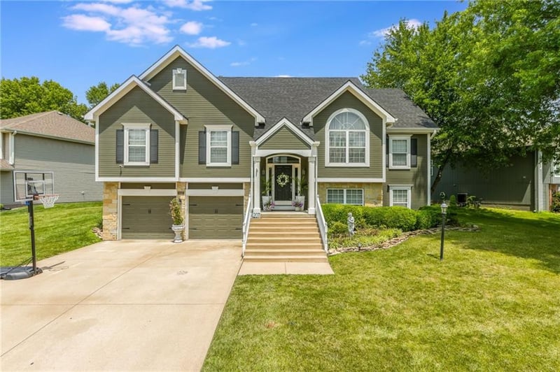 4207 Kensington Dr, St Joseph, MO 64506