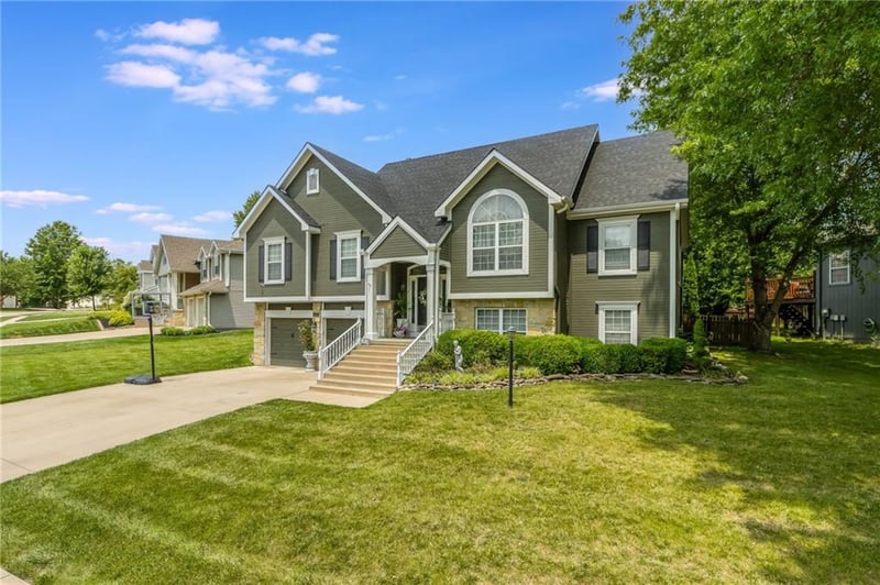 4207 Kensington Dr, St Joseph, MO 64506