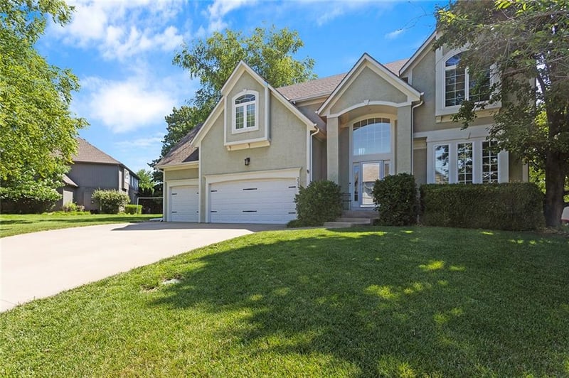 237 Hidden Ridge Cir, Lee's Summit, MO 64064