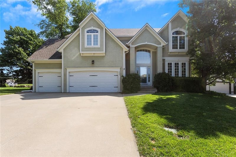 237 Hidden Ridge Cir, Lee's Summit, MO 64064
