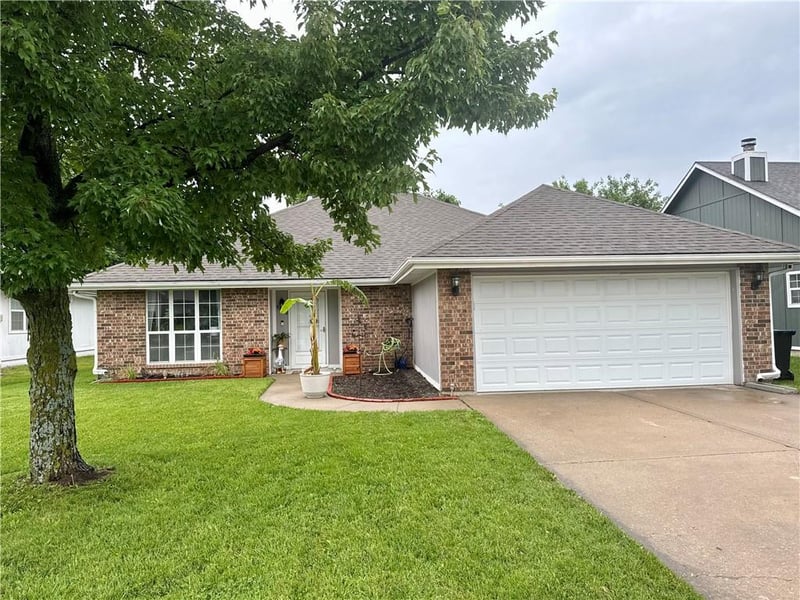 1013 Bedford Dr, Warrensburg, MO 64093