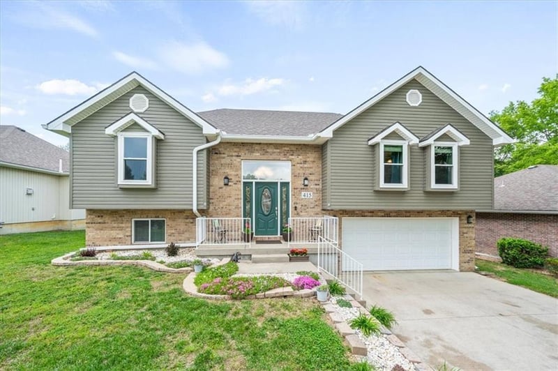 415 Hazelwood Dr, Warrensburg, MO 64093