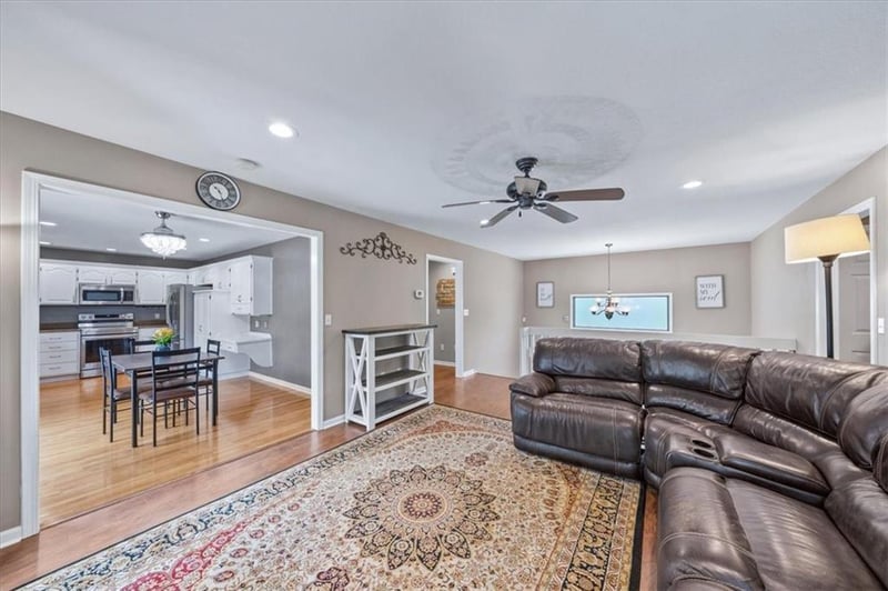 415 Hazelwood Dr, Warrensburg, MO 64093