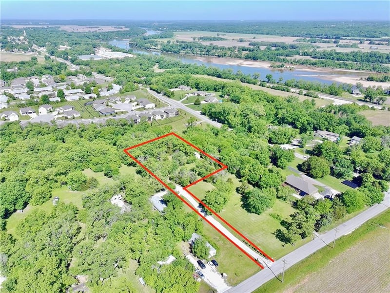 8360 Waverly Rd, De Soto, KS 66018