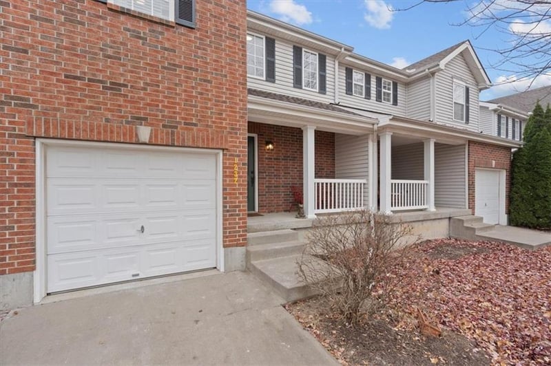 1232 Wysteria Dr, Lee's Summit, MO 64082