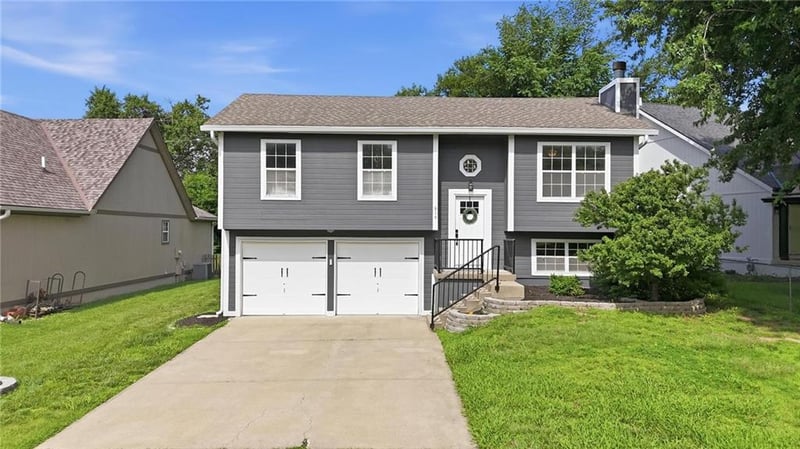 814 132nd St, Bonner Springs, KS 66012
