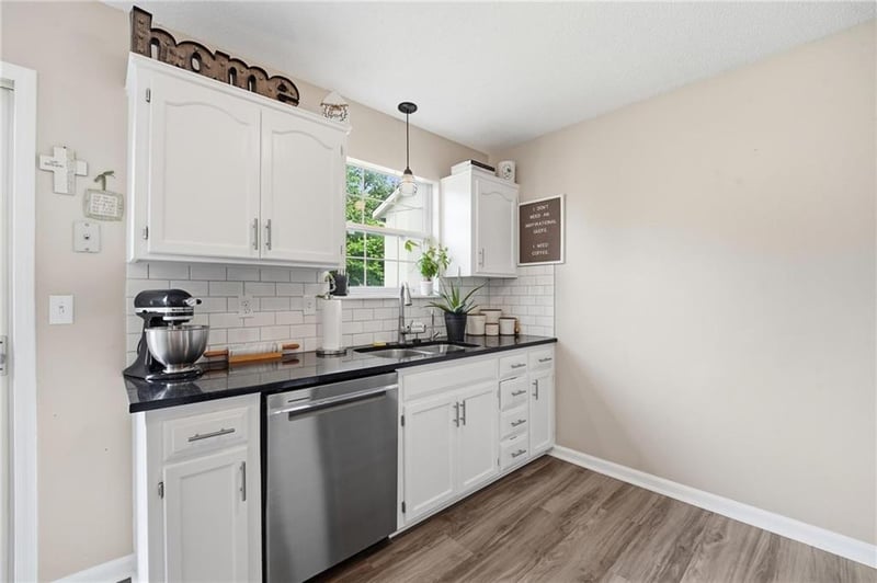 814 132nd St, Bonner Springs, KS 66012