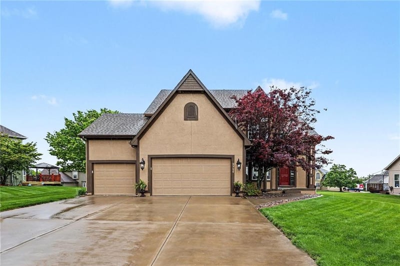 2724 Monarch Dr, Lee's Summit, MO 64082