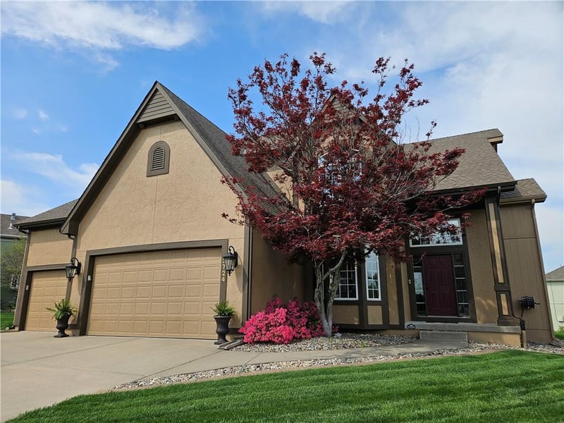 2724 Monarch Dr, Lee's Summit, MO 64082