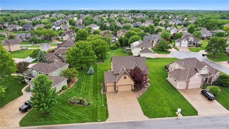 2724 Monarch Dr, Lee's Summit, MO 64082