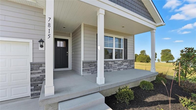 304 Lake Meadows Dr, Smithville, MO 64089