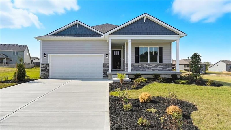 304 Lake Meadows Dr, Smithville, MO 64089