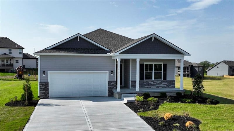 304 Lake Meadows Dr, Smithville, MO 64089