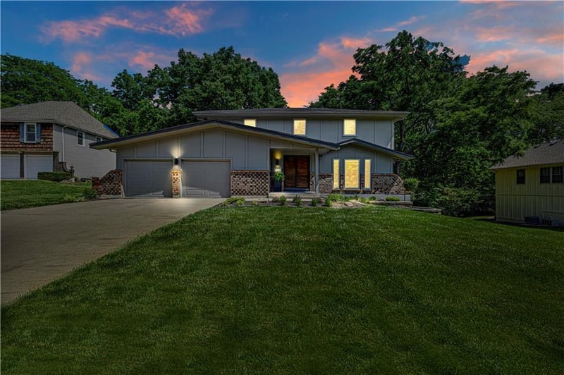106 104th St, Kansas City, MO 64114