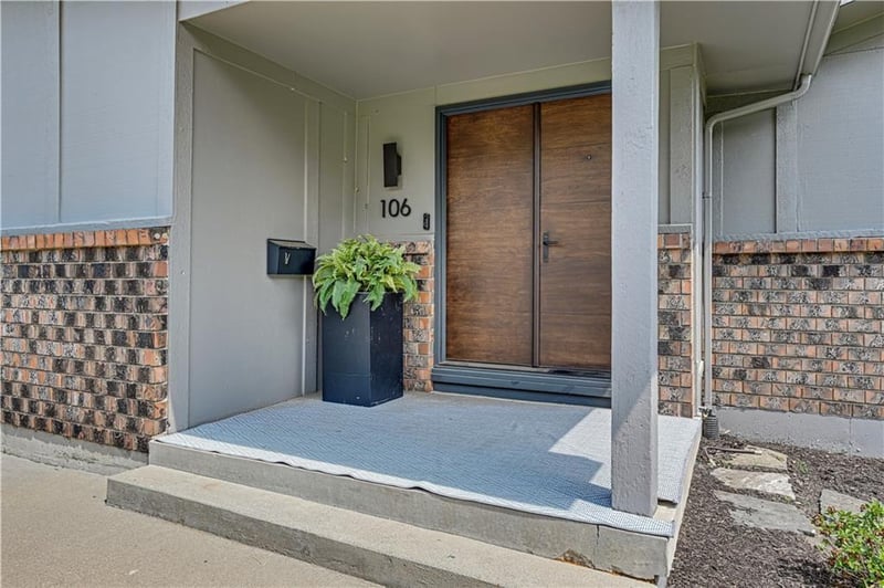 106 104th St, Kansas City, MO 64114