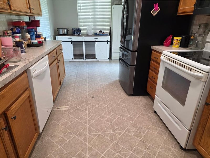 790 Myers Dr, Tonganoxie, KS 66086