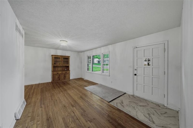 6008 Farley Ave, Raytown, MO 64133