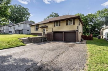 1912 Shearer Rd, Kansas City, KS 66106