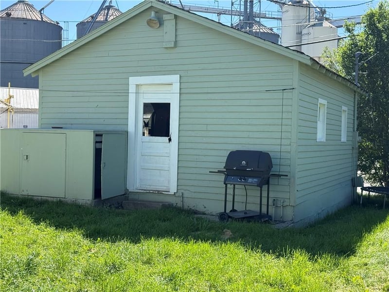 117 N Boardman St, Pleasant Hill, MO 64080