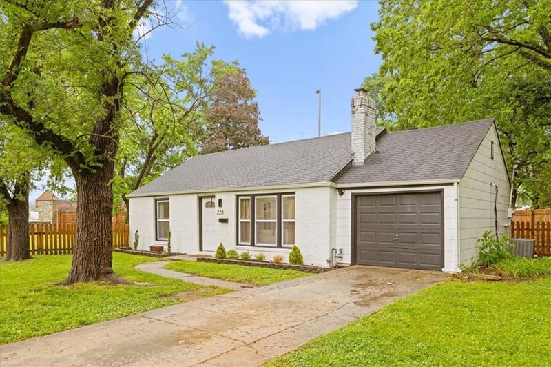 228 Pocahontas Ln, Kansas City, MO 64114