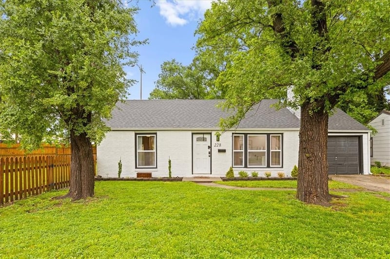 228 Pocahontas Ln, Kansas City, MO 64114