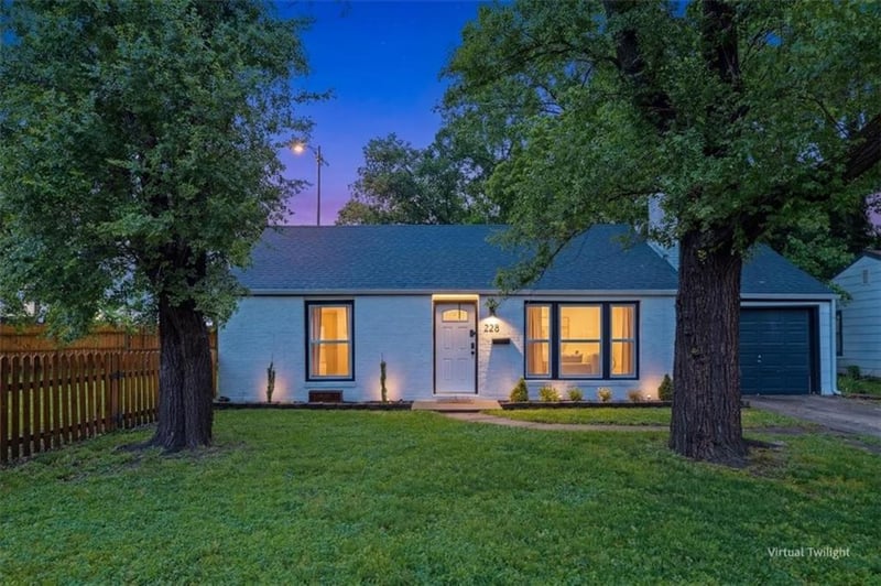 228 Pocahontas Ln, Kansas City, MO 64114