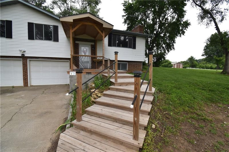 21282 Parallel Rd, Tonganoxie, KS 66086