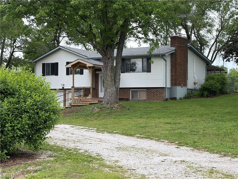 21282 Parallel Rd, Tonganoxie, KS 66086