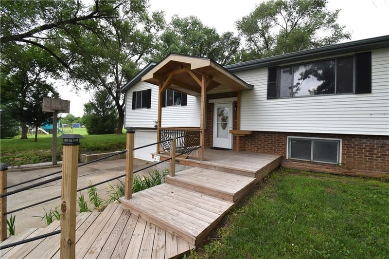 21282 Parallel Rd, Tonganoxie, KS 66086