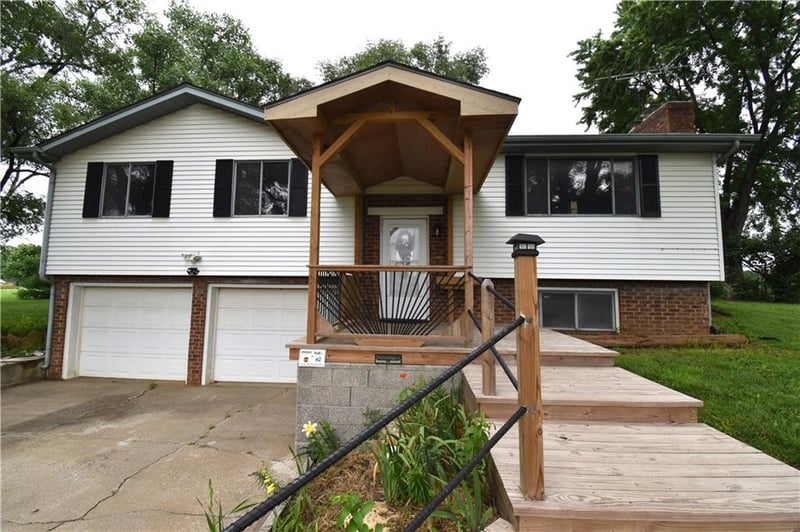 21282 Parallel Rd, Tonganoxie, KS 66086