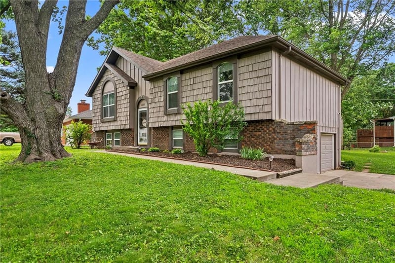 12311 W 54th St, Shawnee, KS 66216