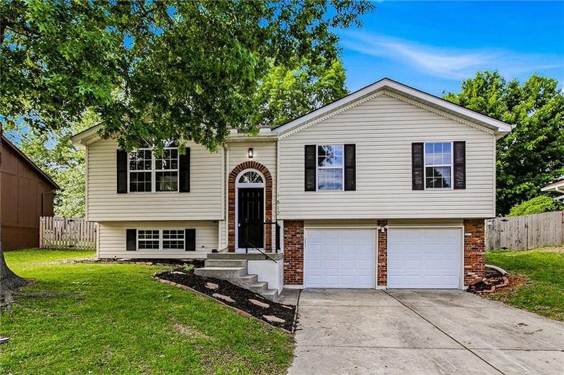 612 Bugle Ct, Blue Springs, MO 64014