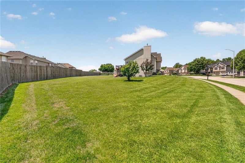 8712 Robinhood Ave, Kansas City, MO 64154
