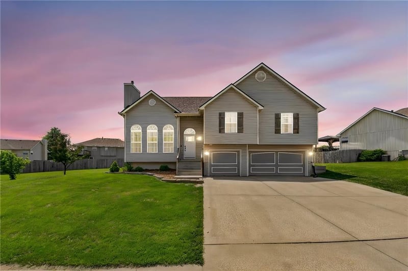 8712 Robinhood Ave, Kansas City, MO 64154