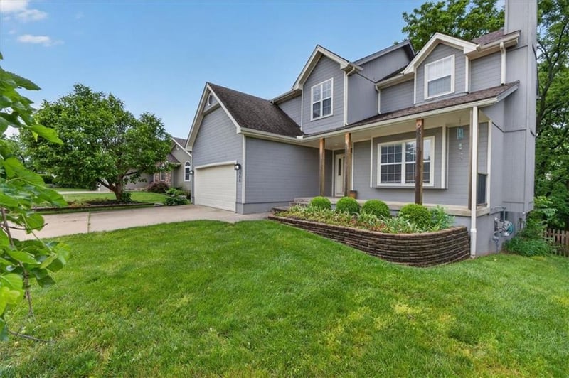 908 Michael Dr, Lee's Summit, MO 64086