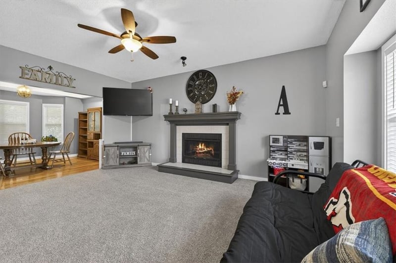 908 Michael Dr, Lee's Summit, MO 64086