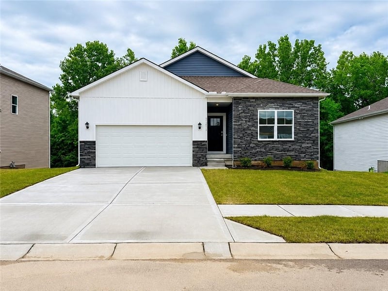 705 Solstice Cir, Belton, MO 64012