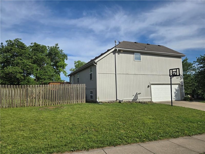 2128 British Dr, Lee's Summit, MO 64081