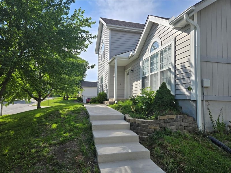 2128 British Dr, Lee's Summit, MO 64081