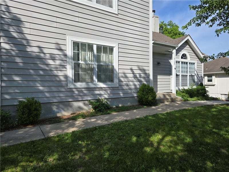 2128 British Dr, Lee's Summit, MO 64081